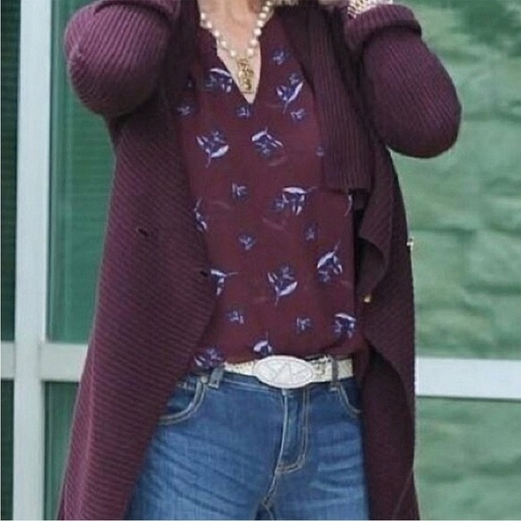 CAbi Icy Floral Burgundy Sleeveless V-neck Flowy Blouse/Tank Size XS - Picture 2 of 11